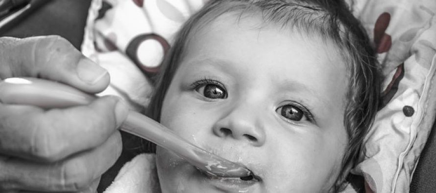 Kako hraniti bebu dok ima grčeve?