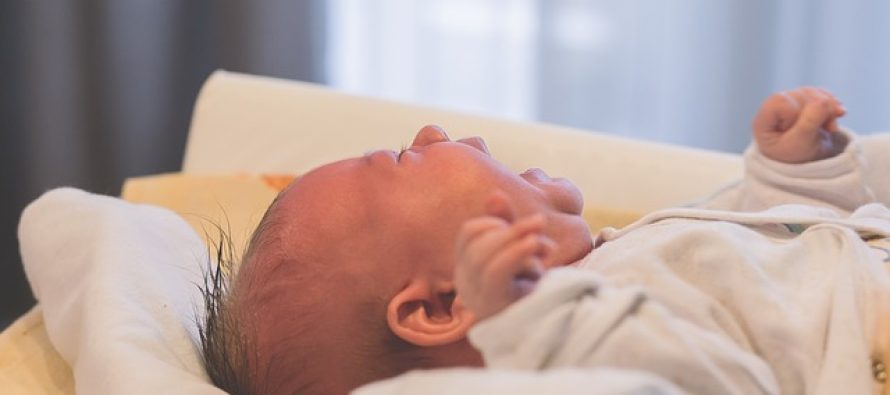 Zašto nastaju grčevi kod beba?