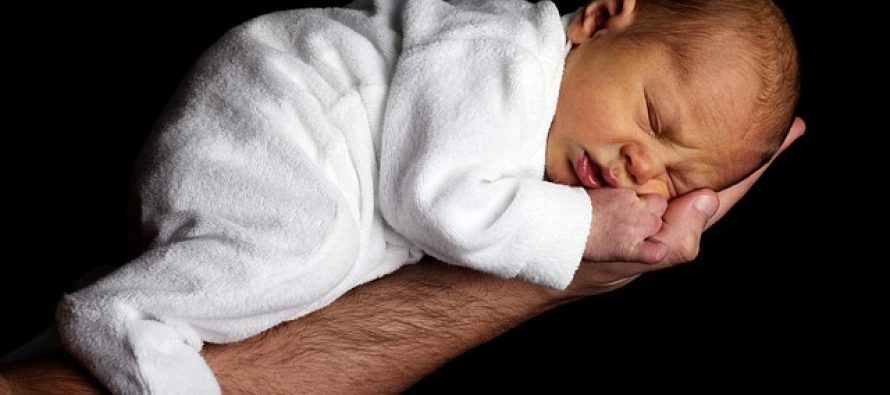 Kako pravilno držati bebu? (VIDEO)