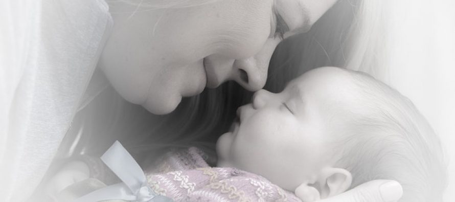 Neraskidiva veza: Prvi susret majke i bebe (VIDEO)