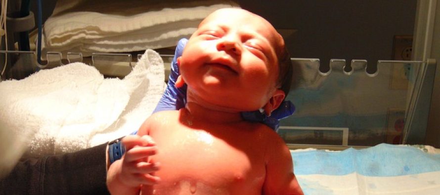 Da li su naše mame i bake radile pogrešno: Kada novorođenče treba prvi put da se okupa?