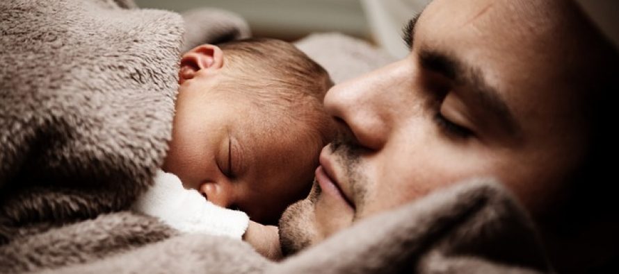 I očevi i bebe imaju neraskidivu i driljivu vezu (VIDEO)
