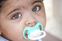 Kako negovati bebine oči kada dođe do začepljenja suznog kanala?