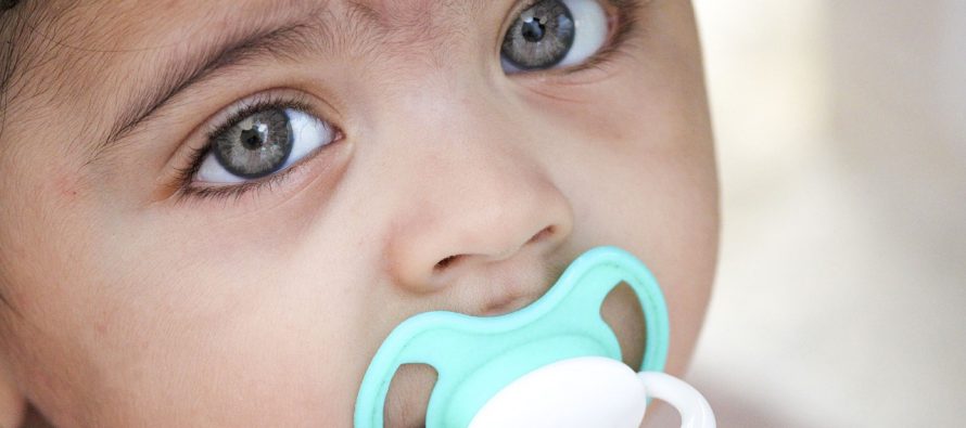 Kako negovati bebine oči kada dođe do začepljenja suznog kanala?