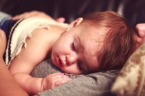 Idealno za bebe: uspavanke u mračnoj sobi