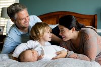 Dolazak nove bebe i ljubomora: Kako pomoći starijem detetu da se prilagodi?