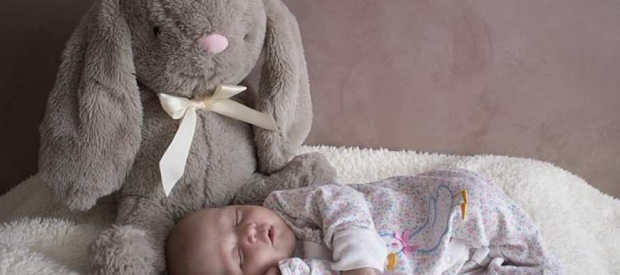 Šta bebe rade dok mislimo da spavaju? (VIDEO)